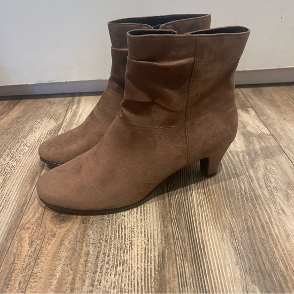 Aerosoles Invitation Red Light Taupe Tan Stacked Heel Ankle Boots Size 10.5 NWOT - Picture 3 of 6